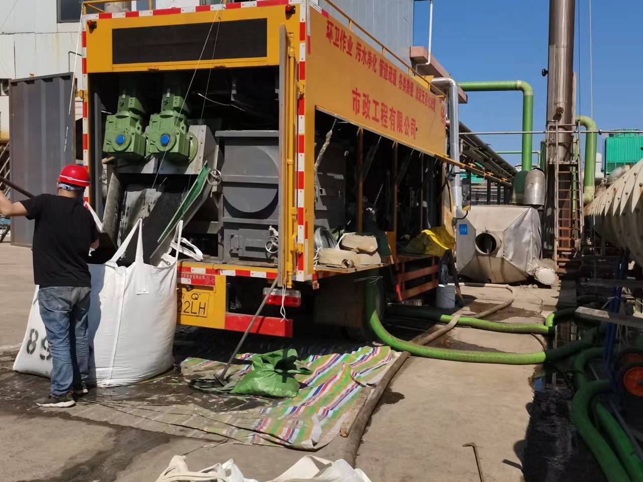 从江淤泥压干处理