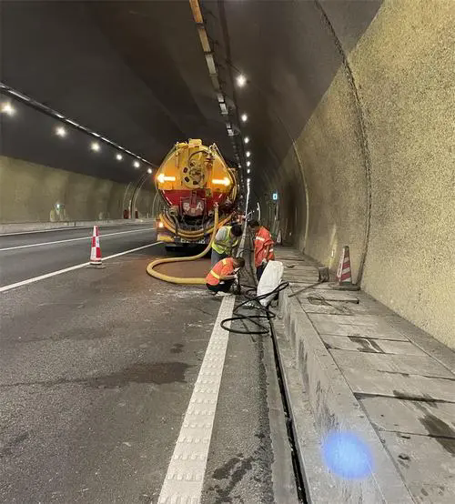 从江隧道排水渠清淤